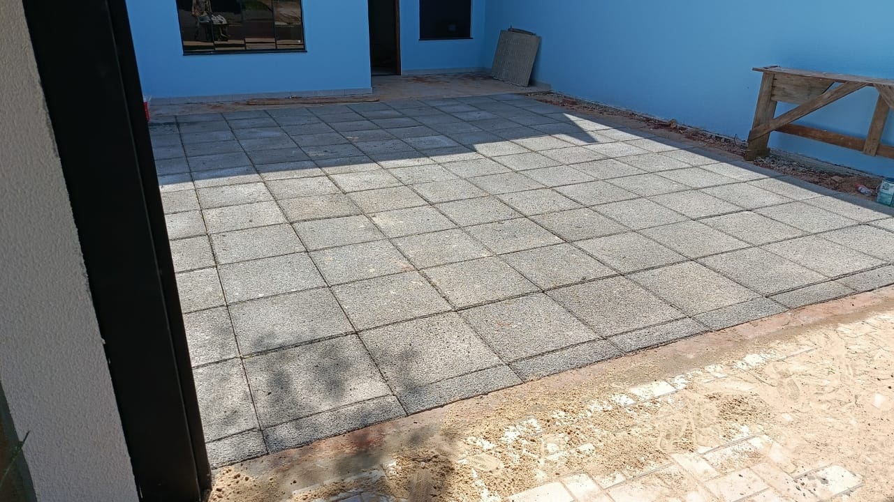 Área externa residencial com piso drenante 50x50