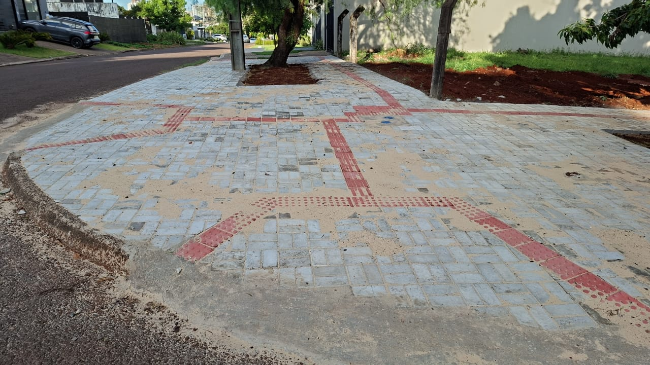 Esquina com rampa de acessibilidade em paver e sinalização podotátil