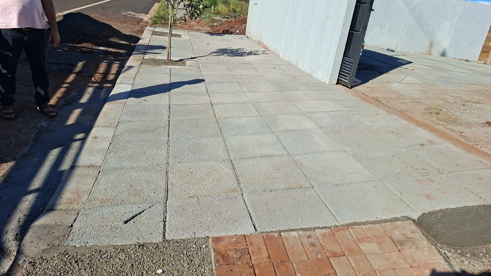 Calçada em piso drenante 50x50 com meio-fio